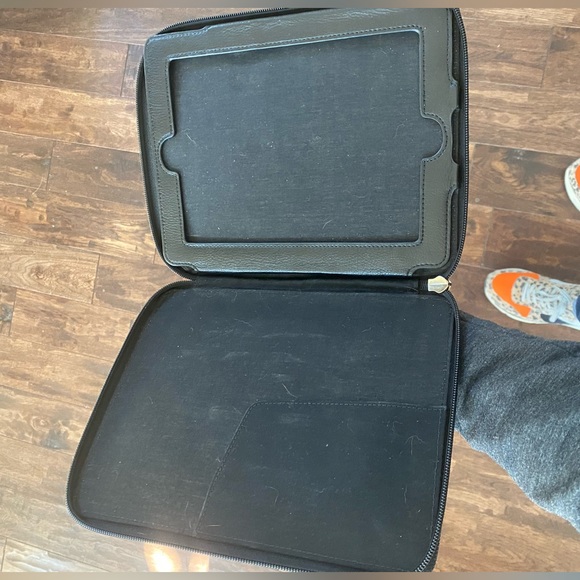 Rebecca Minkoff touch & Go I-pad case. Blk leather - Picture 4 of 6